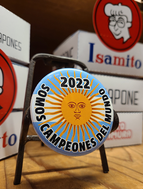 生キャラメルどら焼き「アルハポーネ」とワールドカップ2022アルゼンチン優勝の記念缶バッジ